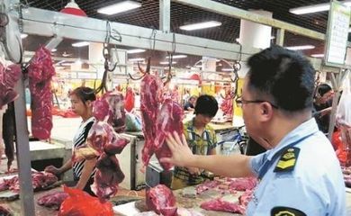 嚴(yán)厲打擊非法肉品銷售，筑牢全區(qū)農(nóng)貿(mào)市場(chǎng)安全防線